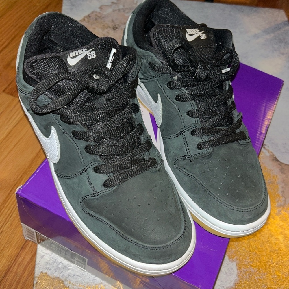 Nike SB black upper sued white cement Nike logo bubble gum bottom sole size 9